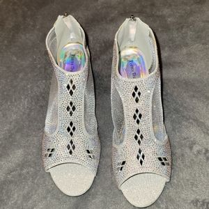 Pierre Dumas peep toe silver heel, size 11